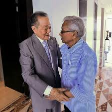 The fight resembles the normal mode in its execution, although there are several notable changes to the mechanics. Netizens Are Gushing Over Tun Daim And Robert Kuok S Super Cute Reunion Pics
