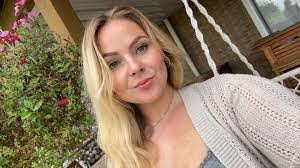 Anna Hullinger's Instagram, Twitter & Facebook