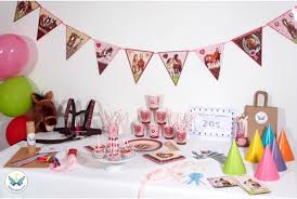 Je vous présente un joli gâteau d'anniversaire rigolo sur le thème du cheval ! Boite Anniversaire Enfant Chevaux