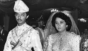 1st one iman , 1st row middle. Warisan Raja Permaisuri Melayu Kdymm Seri Paduka Baginda Yang Di Pertuan Agong Ke 16 Al Sultan Abdullah Ri Ayatuddin Al Mustafa Billah Shah
