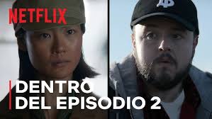 John Bradley y Zine Tseng dentro del episodio 2