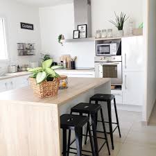 Jolie Cuisine Ambiance Zen Et Nature Qui Associe Des Facades Blanches Et Des Plans De Travail E Cuisine Blanche Et Bois Cuisine Moderne Blanche Cuisine Moderne