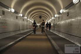 Pauli elbtunnel is a protected historic monument and, on top of that, a beautiful, frequently used shortcut from the landungsbrücken in the harbour to steinwerder. De Hamburgize Com Hamburg St Pauli Elbtunnel Bleibt Weiterhin Fur Autos Gesperrt