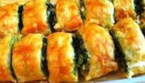 Pe blatul de rulada se așează un prim strat de crema de spanac cu brânza apoi mănunchiuri de paste iar la un capăt se pun ouăle de prepeliță fierte tare. Rulada Cu Spanac Savoare Si Bun Gust