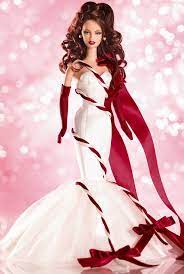 Avec ses cheveux blond platine, ses jambes interminables et sa poitrine généreuse, barbie. Peppermint Obsession Barbie Doll Barbie Collector Barbie Poupees Barbie Robe De Poupee