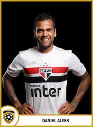 Hoje (30), ele publicou uma foto beijando o símbolo da equipe e falando um pouco sobre amor e sentimento, algo que, segundo ele, é inexplicável. Daniel Alves Habilidades Pro Evolution Soccer