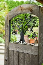 26 Gartentor Designs Die Den Eintritt In Den Garten Spannender Machen Vintage Gartendekoration Gartenturen Gartentore