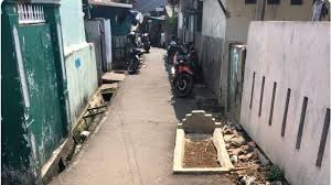 Peluang kerja sampingan dan bisnis online rumahan gratis tanpa modal, cara mendapatkan uang dari internet dibayar dollar. Viral Potret Kuburan Di Jalanan Gang Sempit Abdel Itu Di Depan Rumah Gue