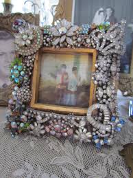 Espejos decorados con distintos materiales reciclados. One Of My Cousin S Gorgeous Blinged Picture Frames That She Made Manualidades Portarretratos Decorados Marcos De Cuadros