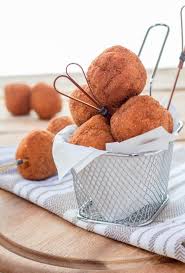 Nella nostra ricetta degli arancini di riso in bianco il riso carnaroli viene prima cotto in abbondante acqua salata, condito con provola e prosciutto cotto a dadini e poi racchiuso in una pastella croccante fritta in abbondante olio bollente. Arancini Di Riso Al Pomodoro E Mozzarella Ricetta Siciliana