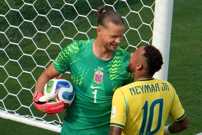 Goleiro noruegu&ecirc;s que eliminou o Brasil na Copa e provocou Neymar assina com o RB Leipzig