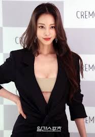 Han was born as kim ye seul yi, while her english name is leslie kim. ì¼ê°„ìŠ¤í¬ì¸  ì—°ì˜ˆ í•œì˜ˆìŠ¬ ì˜ë£Œì‚¬ê³  í›„ ì²« ê³µì‹ì„ìƒ Wow í•œì˜ˆìŠ¬ ì—¬ì‹  ê³¼ê°í•œ ì»´ë°± Facebook