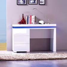 Un bureau compact finition blanc laqué s'accorde avec la série best de rangement et chambre. L Option Bureau Blanc Pour Un Coin De Travail Lumineux Blog But