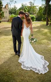 Neues brautkleid der marke stella york model 7161cr aus der kollektion 2021 größe 46 (oder xxl), fällt eher aus wie eine 44 neu und ungekürzt/ungeändert neupreis 1.237 €, rechnung vorhanden. Elegantes Und Sexy Hochzeitskleid Mit Formgestaltetem Schleppelement Stella York Wedding Dresses