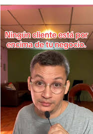 En 1909, cuando Harry Gordon Selfridge puso ese lema en su tienda, la  promesa era casi revolucionaria: “Si usted compra aquí y no queda  satisfecho, le creemos y se lo solucionamos.” Eso rompía con la ...