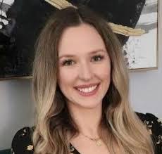 Laura Parsons's Instagram, Twitter & Facebook