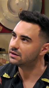 In seiner Rolle des “Easy” bei „Unter Uns“ ist Lars Steinhöfel verheiratet,  doch im wahren Leben sucht er noch nach dem Mann fürs Leben 🥰 Ob sich  IT-Berater Tim als sein Mr. Right entpuppt, obwohl er ...