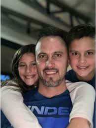 Rappies vier alle pa-figure in die gemeenskap