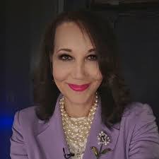 Lori Pinson's Instagram, Twitter & Facebook