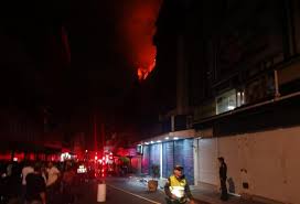 No tenemos reportes de personas lesionadas o fallecidas. Incendio Consumio Varios Establecimientos Comerciales En Cali Rcn Radio
