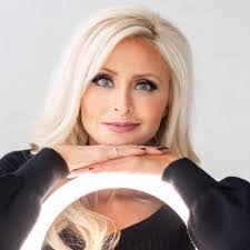 Colleen Hensley's Instagram, Twitter & Facebook