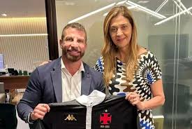 Leila Pereira desistiu. Vai sair do Palmeiras em 2027. Sua intenção é comprar um clube. Abel deve sair junto. O Vasco a quer como dona da SAF