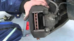 Un tutoriel qui vous dit comment changer les plaquettes de frein et comment en choisir de nouvelles. Changer Des Plaquettes De Frein Conseil Mecanique Youtube