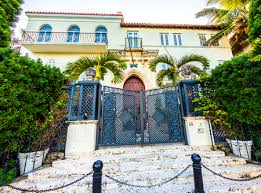 Jun 30, 2021 · while diana was a big supporter of british fashion, she was also a fan of the late gianni versace, the italian designer who died only a few weeks before diana. Miami Usa 5 August 2013 Versace Villa 1997 Keuchte Die Welt Wie Gianni Versace Zum Tod Vor Der Tur Seines Miami South Beach Villa In Miami Usa Gedreht Wurde Lizenzfreie Fotos Bilder