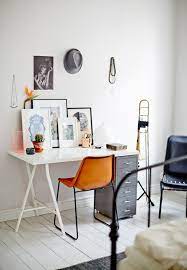 Avec cette solution originale vous pouvez faire évoluer votre déco au fil du temps en changeant les deux tréteaux ou un seul pour créer une table aux pieds dépareillés évidemment il faut que le nouveau tréteau. Idee Un Bureau Sur Treteaux 12 Inspirations Et Une Selection Shopping Une Hirondelle Dans Les Tiroirs
