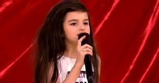 Lors de sa deuxième audition, elle a décidé de tu as tes petites baskets, tu ressembles à une adorable petite fille et puis tu ouvres la bouche et je me dis : Video Incroyable Talent En Norvege Une Fillette De 7 Ans Chante Billie Holiday Et Fait Le Buzz Le Huffpost