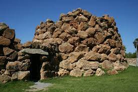 Fast alle nuraghen erhoben sich weithin sichtbar in der landschaft und mussten schon allein durch ihr beeindruckendes äußeres auf mögliche angreifer abschreckend wirken. Nuraghe Sardinien