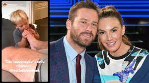 Armie hammer is celebrating his 34th birthday by revealing he's had a very different job these past few months in quarantine. Lustig Oder Eklig Armie Hammer Lasst Sohn Ford An Seinen Zehen Lutschen Stern De