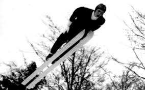 Der pole ist am absprung viel zu früh dran, bekommt seinen sprung so gar nicht gedreht und kommt nicht viel weiter als 104 meter. Vierschanzentournee Und Olympia Bayreuths Vergessene Skisprung Asse Ohlmeyer Und Gollner