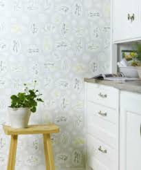 Cada vez está de moda darle un toque más moderno y especial a tu baño o cocina, y si quieres romper de la monotonía de azulejos y cenefas, rompe con papel pintado que decore las paredes de tu cocina o baño. Papel Pintado Platos Cocina Gris Tienda Online Telas Papel