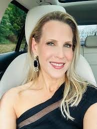 Pam Greenberg's Instagram, Twitter & Facebook