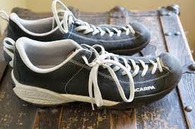 Best Stylish Men S Travel Shoes Reviewed For Europe Vacations Mens Travel Shoes Travel Shoes Mens Travel