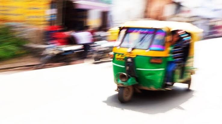 आगरा:बेटी की शादी की खरीदारी करने निकले दंपती, ऑटो में महिलाओं के बीच बैठी पत्नी के बैग से 40 हजार पार - Couple Robbed Of ₹40,000 While Heading Out For Daughter's Wedding