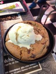 Le Dessert Le Cookie Tiede Avec Sa Boule De Glace Et Notre Repas A Tous Les Deux Bagel Saumo Picture Of Tommy S Diner Le Pontet Tripadvisor