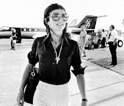 Jackie kennedy loved wearing bright colors such as pink, yellow, red and ivory. Stilikone Jackie Kennedy