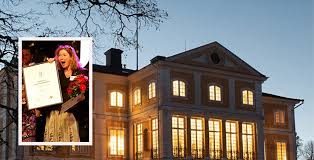 Gården omfattar idag cirka 2 200 hektar mark, fyra öar i hjälmaren, fiskevatten i öljaren och hjälmaren och mer än 360 byggnader. Julita Gard Om Stora Turismpriset Vi Ar Helt Omtumlade Besoksliv