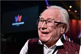 Pjäsen hade urpremiär i oktober 2019 på backa teater och senare dramatenpremiär i januari 2020. Stort Grattis Legendaren Jan Malmsjo Fyller 88 Ar Har Underhallit Svenska Folket I Over 70 Ar