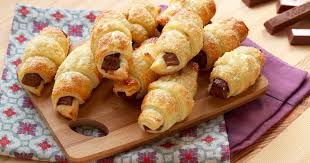 Recette Mini Croissants Au Chocolat Kit Kat En Video Recette Mignardise Mini Croissant Croissant Chocolat