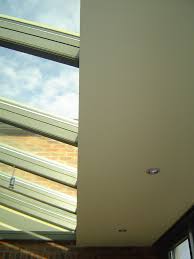 Le Toit Plat D Une Extension Contemporaine Avec Puits De Lumiere