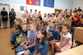 Sbalte tam přezůvky, pastelky a to bude nejspíš stačit. Prvni Skolni Den Prvnacci Usedli Do Lavic Mesto Velke Pavlovice