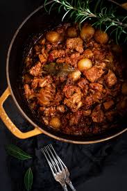Herbstliches Schmorrezept Griechisches Stifado Mit Kalbsgulasch Der Vandrie Group Rezept Fleisch Gerichte Kalbsgulasch Stifado