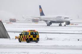 The airport's email is info@fraport.de. Schnee Sorgt Fur Chaos Dramatische Lage Am Flughafen Frankfurt Panorama Stuttgarter Nachrichten