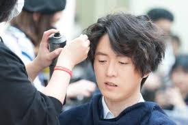 走鐘心得-紅毯篇］ 過年前拍攝腹肌照時造型師驤綺說頭髮可以留長到二月份到時走鐘獎幫你弄個厲害的😎 不得不說真的厲害👍  雖然典禮一結束就打回原形哈哈哈哈