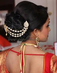 The hairstyle looks pretty as well as dramatic enough to befit a big fat indian wedding. 35 Hairstyle For Short Hair On Nauvari Saree New Inspiraton