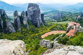The monasteries, the amound of peaks to climb and the paths for hiking brings in meteora the whole year many tourists. Meteora The Ultimate Travel Guide
