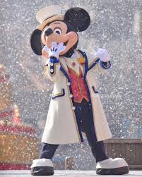 merry on instagram 雪が舞う中楽しそうに笑うミッキー こんなに雪が似合う素敵なマウスが他にいるでしょうか このコスチューム 本当に好き tokyodisneyresort tokyodisneysea dis ディズニー 可愛い 壁紙 クリスマス ディズニー ディズニーテーマパーク
